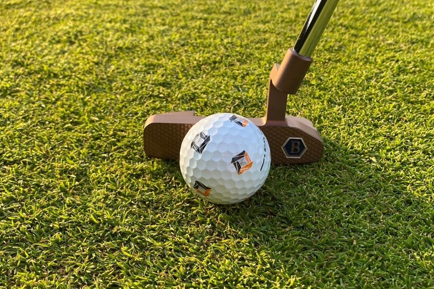 The Bettinardi Queen B 8 putter sits very well behind the ball