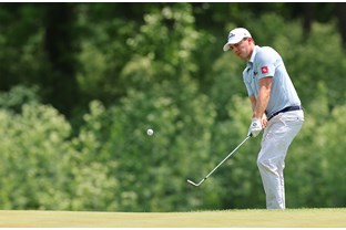 Matt FItzpatrick chips cross-handed.